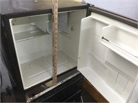 Vintage GE Apartment Size Refrigerator(works)