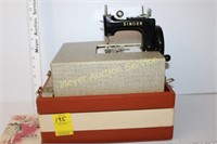 Singer Child's Sewing Machine In case w/