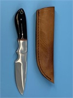 Knife with a buffalo horn handle and leather case