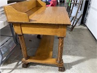 Oak desk w/drawer