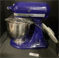 Nice Kitchenaid Stand Mixer, Accessories.