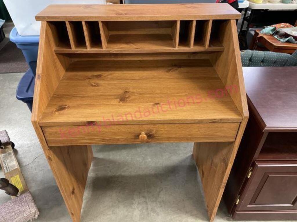 Smaller cute desk w/drawer (31in W x 40in T)