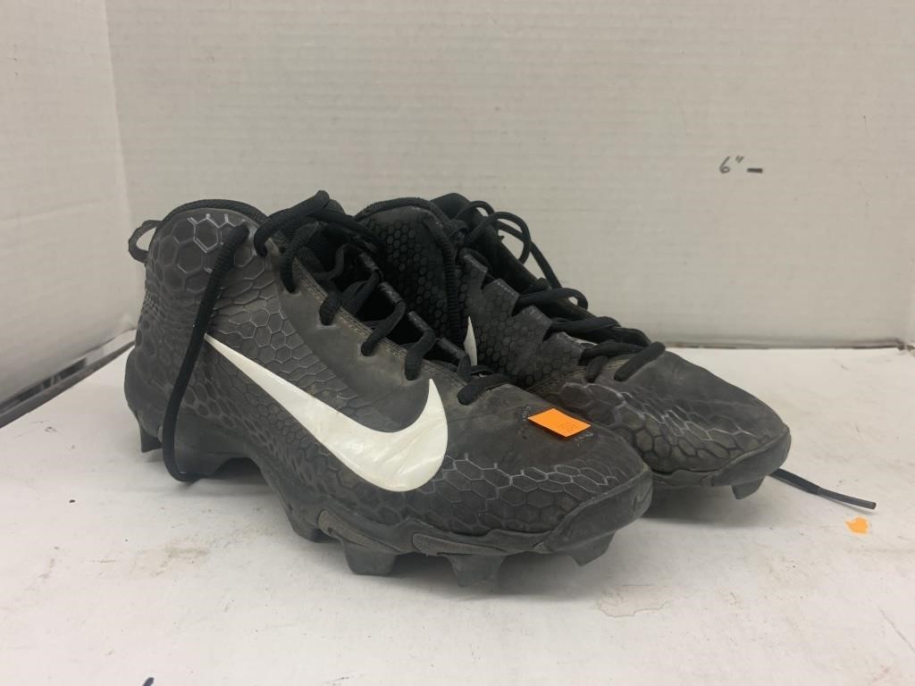 Nike cleats size 7