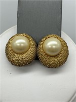 Crown Trifari Vtg Gold Tone Faux Pearl Earrings