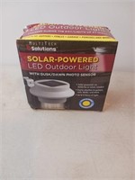 Solar-Powered  LED Dusk  / Dawn  Outdoor Light