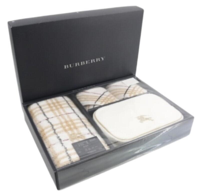 Burberry UNUSED Towel Set