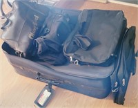 Suitcases, travel bags, overnight bags. Lot of 5