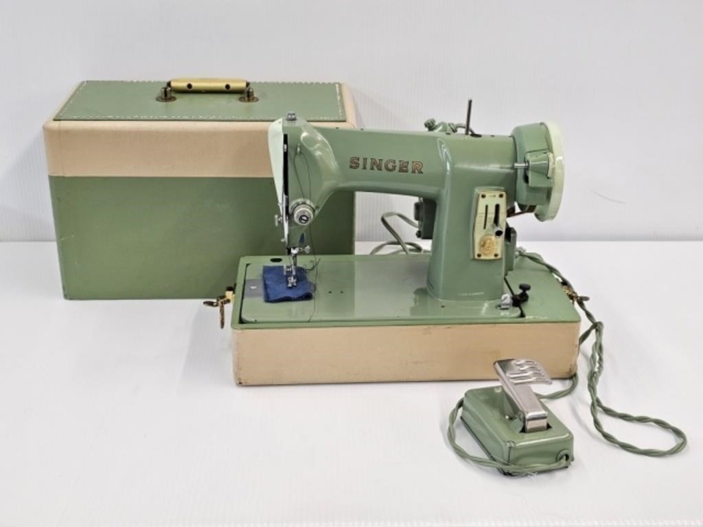 SINGER SEWING MACHINE - #33681 18 - WORKS