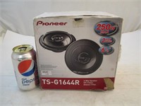 2 haut parleur de marque Pioneer TS-G1644R