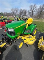 John Deere X475 tractor all power, includes snow
