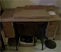 Vintage Sewing Machine / Desk **