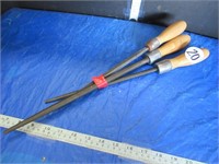 3 WOOD HANDLED ROUND FILES