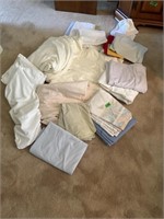 Lot of assorted bedding