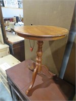ROUND SOLID WOOD PEDESTAL SIDE TABLE
