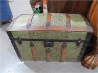 ANTIQUE SMALL HUMPBACK TRUNK WITH TRAY