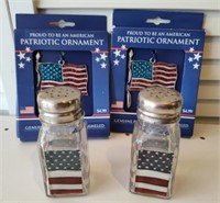 F5)Patriotic ornaments and salt and pepper shakers