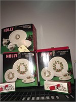 HOLLY DINNERWARE SETS AND NAPKIN RINGS