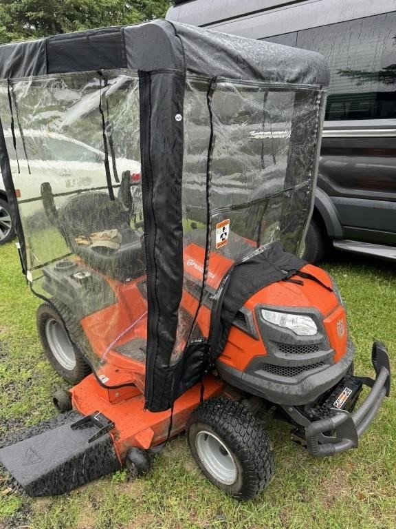 LAWN TRACTOR WITH SNOWBLOWER & CAB COVER - 300HRS