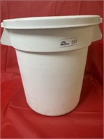 White 10 gallon Rubber Made trash can with lid