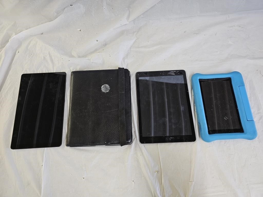 4 Apple and Samsung Tablets