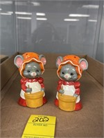 VINTAGE MOUSE S&P SHAKERS