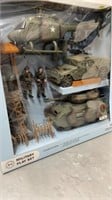 2009 MILITARY PLAY SET W/ 20 ITEMS NEW IN BOX