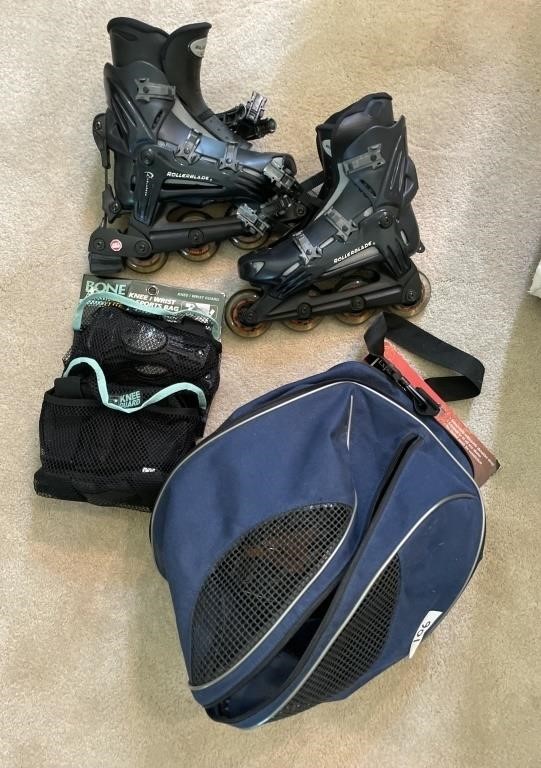 Size 7 Triax roller blades & knee pads in bag