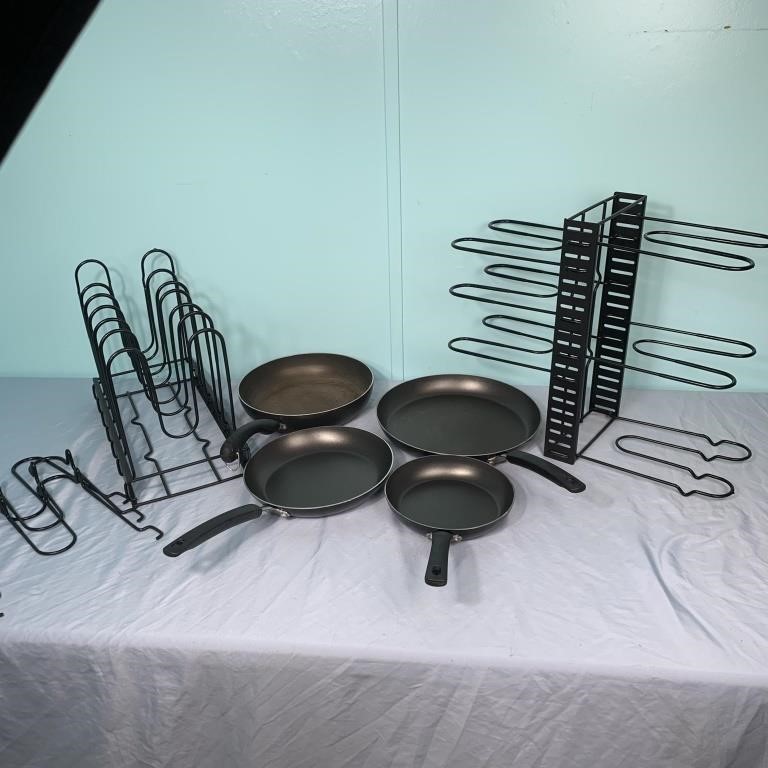 4-Farberware Skillets with Pan Racks