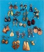 D - MIXED LOT OF EARRINGS (J122)