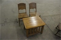 END TABLE APPROX 26"x22"x22" WITH (2) CHAIRS,