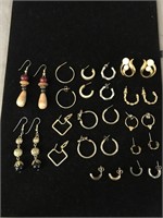 14 PAIRS OF SMALL MISC EARRINGS