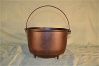 Favorite 8 cast iron footed pot with bail handle