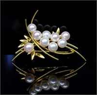 Pearl set yellow gold brooch