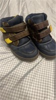 C11)Oshkosh  little kid sz 9 shoes 
Used with