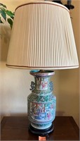 L - ASIAN CERAMIC TABLE LAMP W/ SHADE (L27)