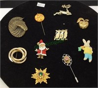 Lot of vintage brooches and pins include