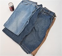 2 jeans grandeur 32 et 2 shorts dont Levi's 34