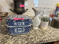 LOT OF MIXED DECOR / BLUE & WHITE LIDDED BOX