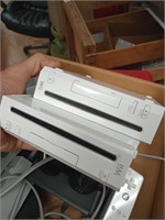 Two Wii controllers only one power supply