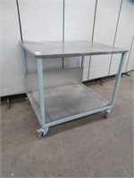 2 TIER S/S TOPPED EQUIPMENT STAND ON WHEELS