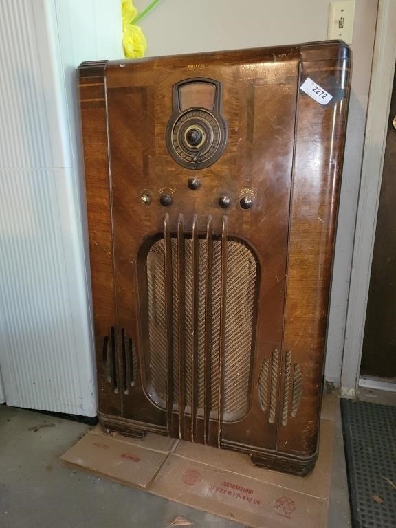 Vintage Philco Model 37-116 Floor Model Radio