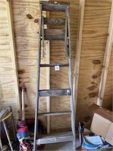 Wood 6 ft ladder