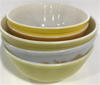 Vintage Pyrex various colored bowls