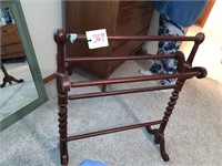 ALL WOOD QUILT RACK