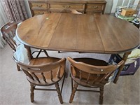 Dinning room table with two leafs and four chairs