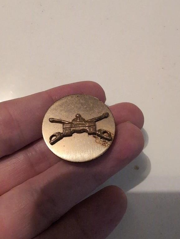 Vintage WWII US arms pin