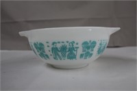 Vintage Pyrex 2.5 quart bowl