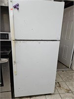 GE Refrigerator. Not tested, in need of a
