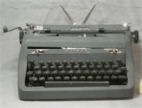 Royal Safari Portable Manual Typewriter.