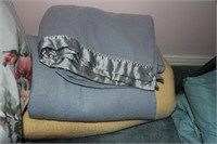 2 twin-size blankets